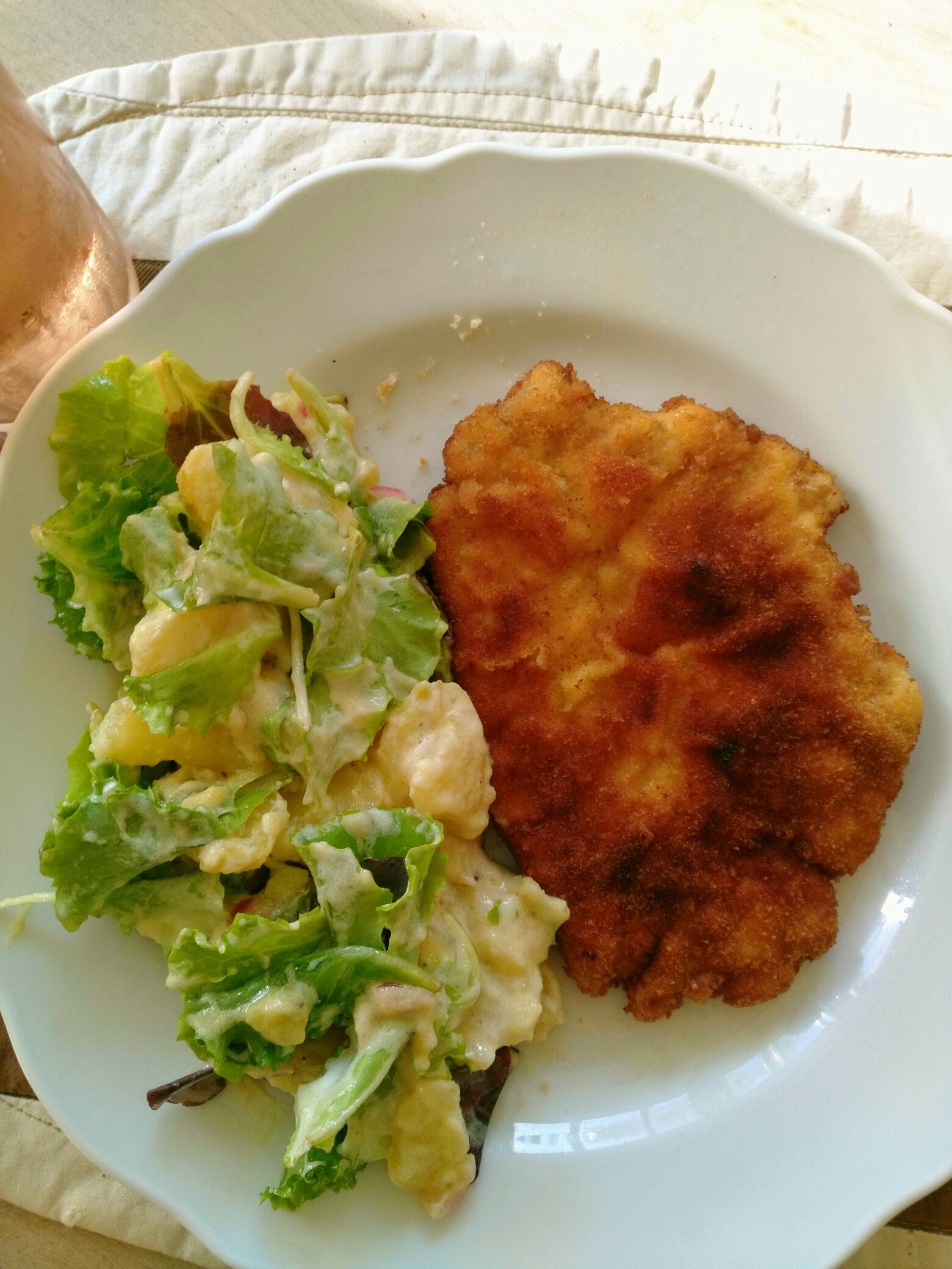 Foto Paniertes Schnitzel mit Kartoffelsalat