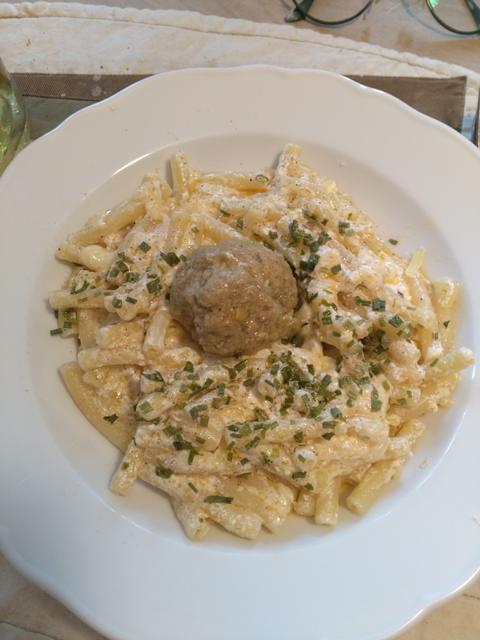 Pasta alla panna acida mit einem Köttbullar