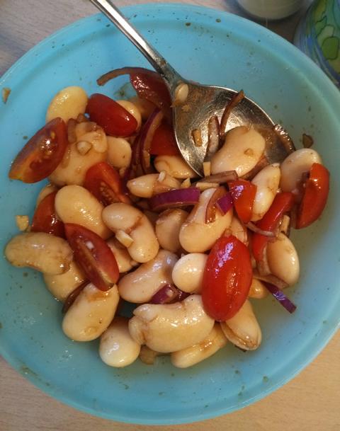 Weisse-Bohnen-Salat mit Tomatensauce