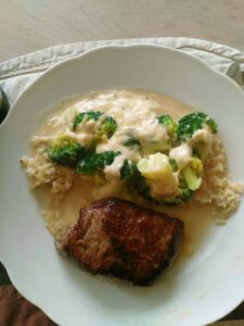 Broccoli mit Käsesauce und ein kleines Steak