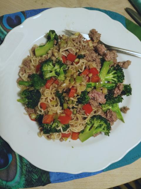 Mie Goreng mit Broccoli und Hackfleisch