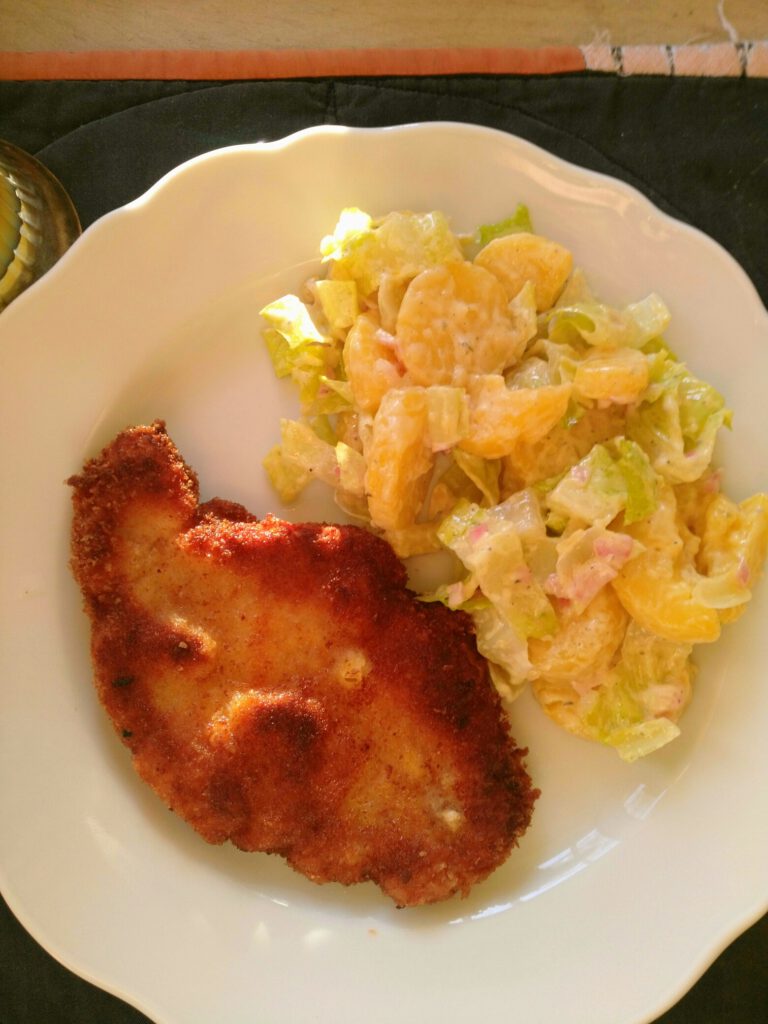 Paniertes-Schnitzel-mit-Kartoffelsalat