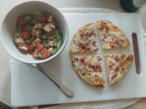 kleine Flammkuchen mit Salat
