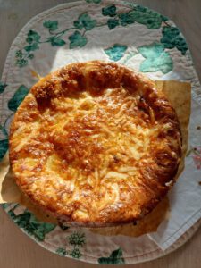 kleiner Zwiebelkuchen mit Hefeteig