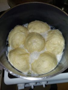 Dampfnudeln_im_Topf
