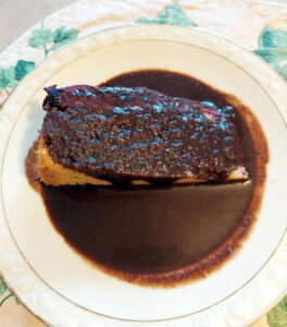 Biskuit mit Schokoladensauce